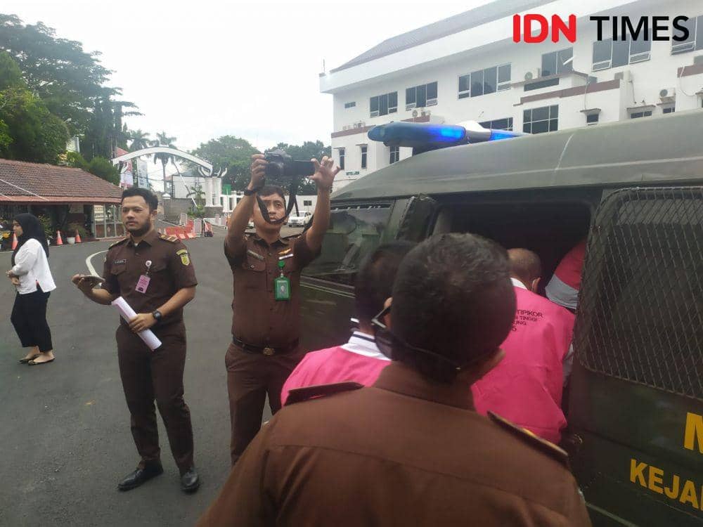 Kejati Lampung menerima pelimpahan tahap II tersangka dan barang bukti perkara dugaan korupsi pekerjaan konstruksi preservasi rekonstruksi Jalan Ir Sutami. (IDN Times/Tama Yudha Wiguna).