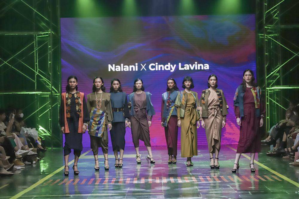 inspirasi outfit Tenun NTB ala Nalani X Cindy Lavina (dok. Spotlight Indonesia)