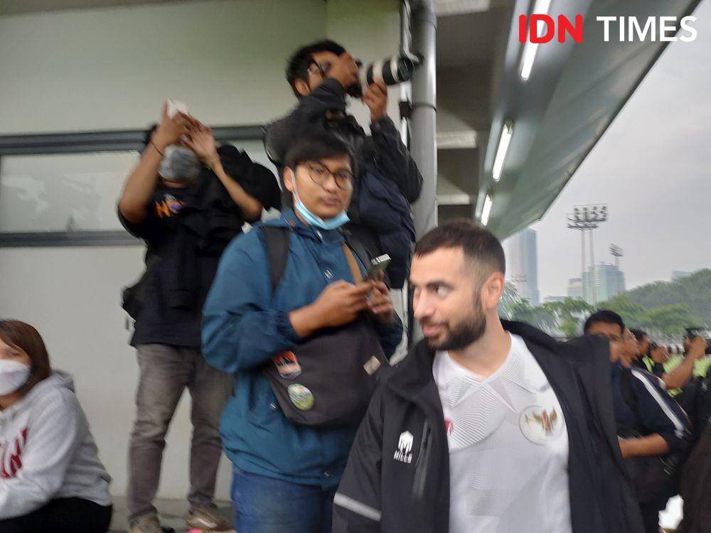 Jordi Amat saat datang latihan di Lapangan A Komplek GBK, Rabu (4/1/2023). (IDN Times/Tino).