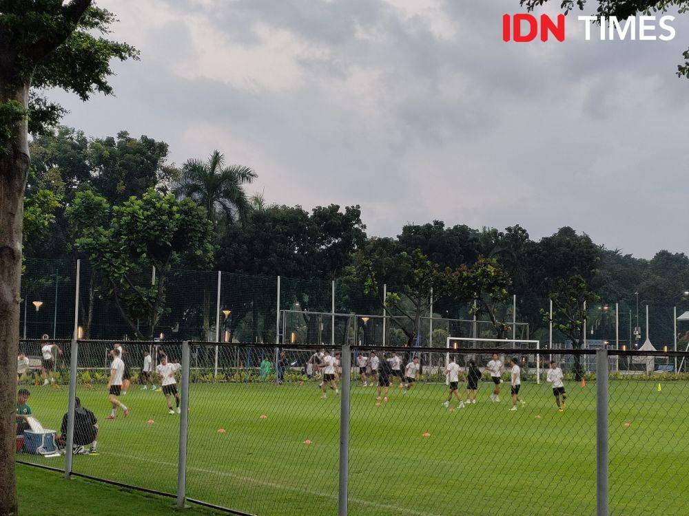 Pelatih Timnas Indonesia, Shin Tae Yong saat memimpin latihan Timnas Indonesia di Lapangan A Komplek GBK, Rabu (4/1/2023). (IDN Times/Tino).