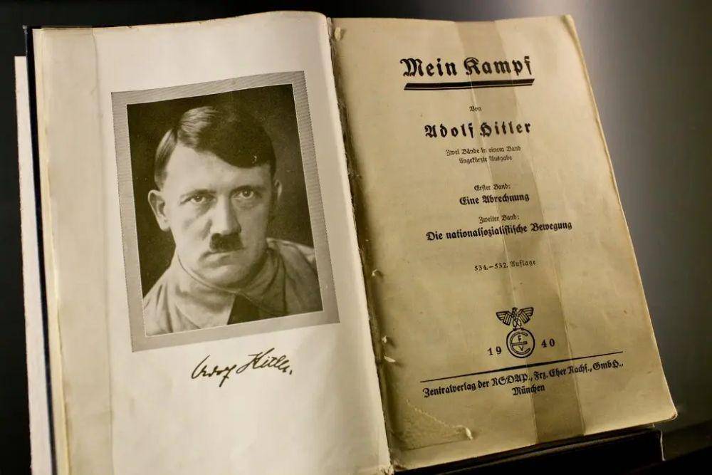 Salah satu cetakan buku Mein Kampf karya Adolf Hitler yang dicetak pada tahun 1940. (nytimes.com/Russ Juskalian)
