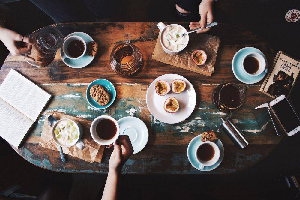 ilustrasi makan di kafe (pexels.com/Viktoria Alipatova)