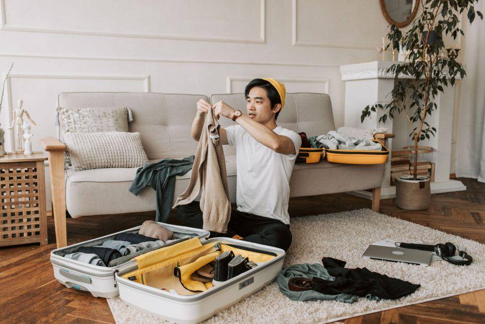 ilustrasi sedang packing (pexels.com/vlada karpovich)
