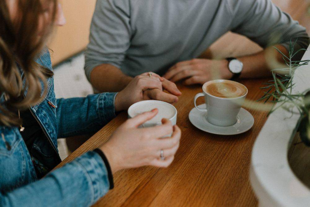 Ilustrasi orang minum kopi (unsplash.com/priscilladupreez)