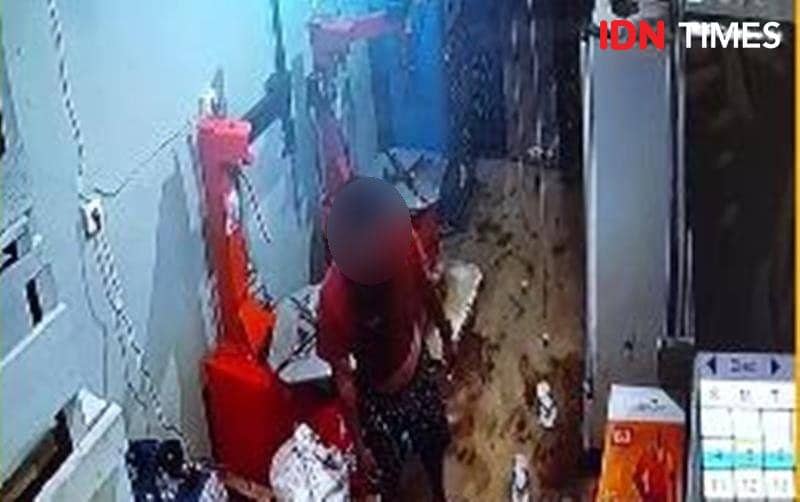 Aksi pencurian tersangka KA terpantau CCTV milik korban (IDN Times/Ervan)