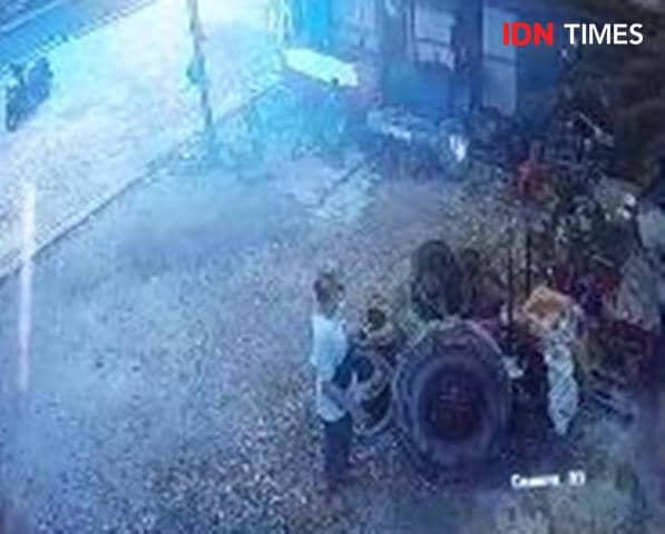 Aksi pencurian tersangka KA terpantau CCTV milik korban (IDN Times/Ervan)