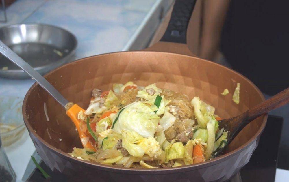 ilustrasi proses masak pad woon sen (youtube.com/Nin is Cooking)