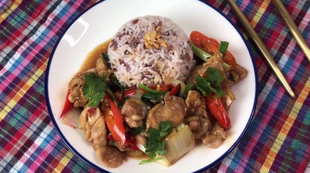 ilustrasi gai phad nam mon hoi (youtube.com/ThaiChef Food)