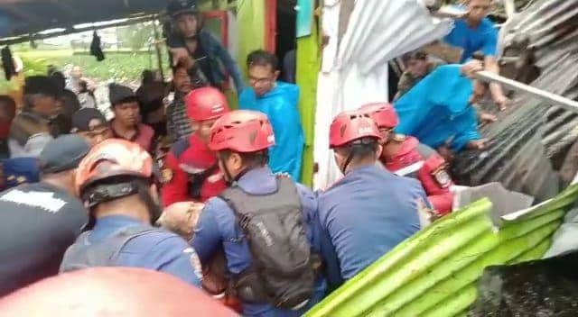 Evakuasi korban tertimpa pohon tumbang di Makassar. (Dok. IDN Times/Damkar Makassar)