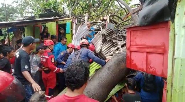 Evakuasi korban tertimpa pohon tumbang di Makassar, Rabu (4/1/2023). (Dok. IDN Times/Damkar Makassar)