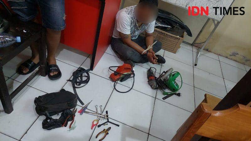 Tersangka KA beserta barang buktinya diamankan Polisi (IDN Times/Ervan)