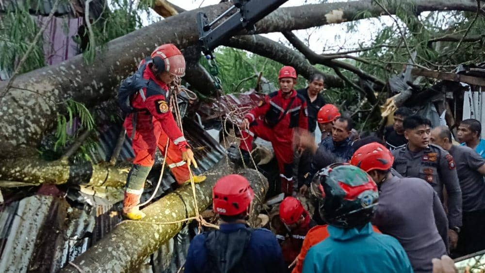 Petugas Damkar Makassar mengevakuasi korban tertimpa pohon tumbang, Rabu 4 Januari 2023. Dok. IDN Times/Damkar Makassar
