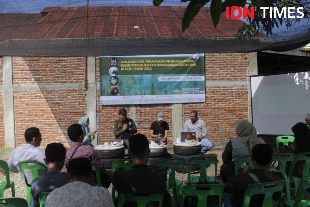 Publikasi hasil pemantauan penegakan hukum kasus perburuan dan perdagangan satwa liar di Aceh tahun 2022 yang digelar di halaman sekretariat Forum Jurnalis Lingkungan (FJL) Aceh, Kota Banda Aceh, Aceh. (IDN Times/Muhammad Saifullah)
