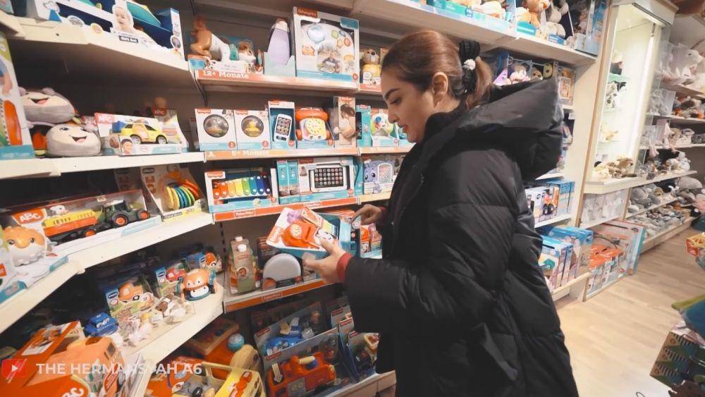 Ashanty beli oleh-oleh untuk Ameena (youtube.com/thehermansyaha6)