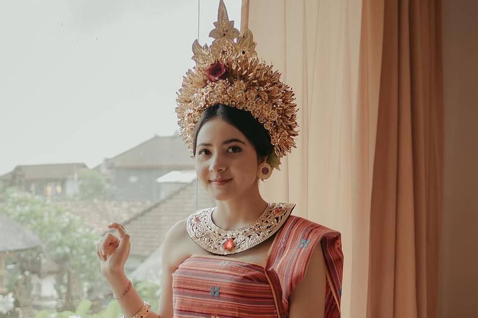 Bulan Sutena dengan baju bali (instagram.com/bulansutena)