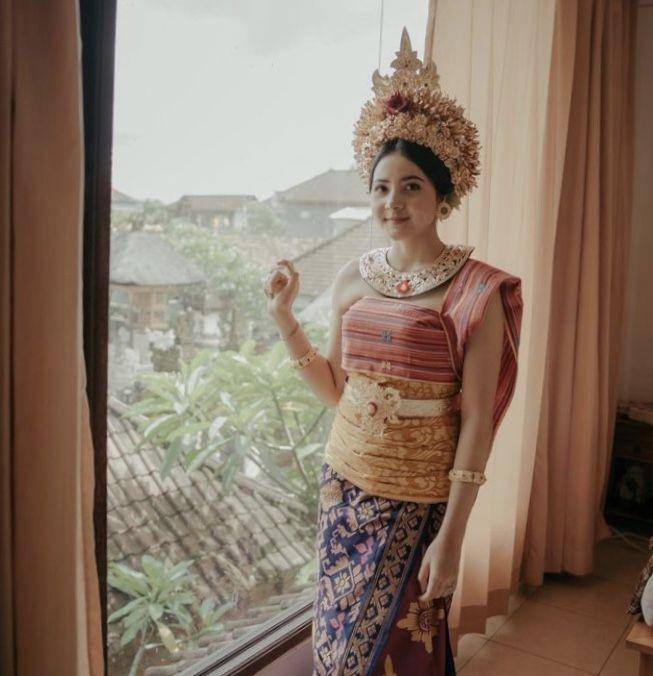 Bulan Sutena dengan baju Bali (Instagram.com/bulansutena)