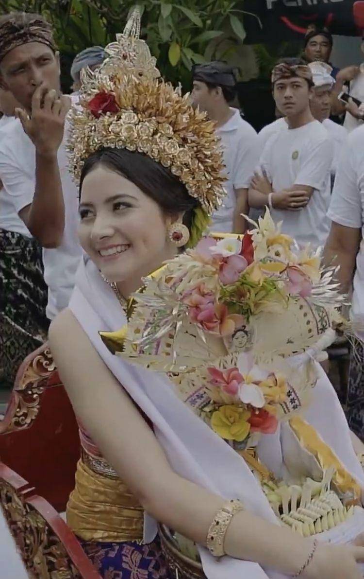 Bulan Sutena dengan baju Bali (instagram.com/bulansutena)