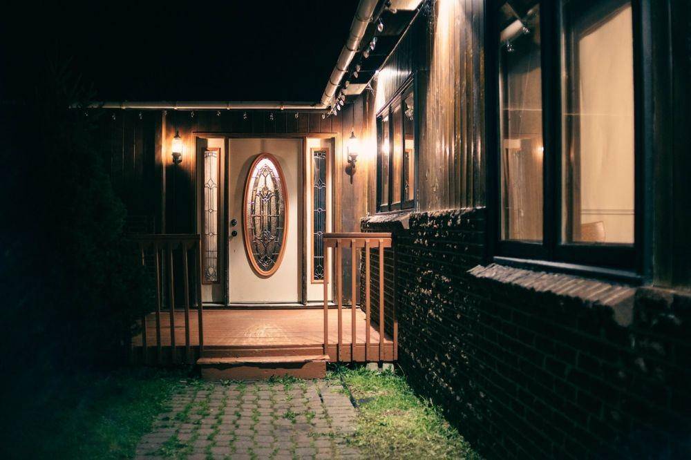 Ilustrasi tutup rumah saat malam (pexels.com/Erik Mclean)