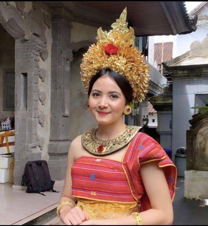 Bulan Sutena dengan baju Bali (instagram.com/bulansutena)