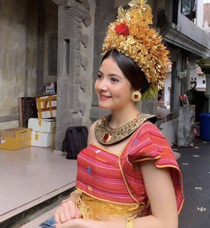 Bulan sutena dengan baju bali (instagram.com/bulansutena)