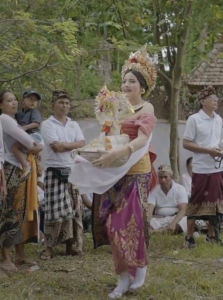 Bulan Sutena dengan baju Bali (instagram.com/bulansutena)