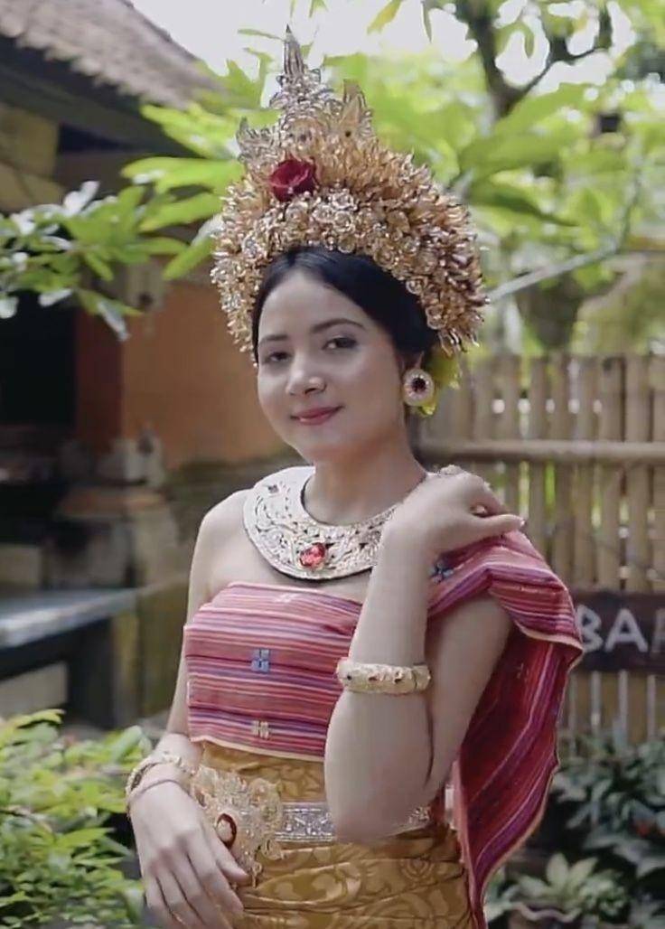 Bulan Sutena dengan baju Bali (instagram.com/bulansutena)
