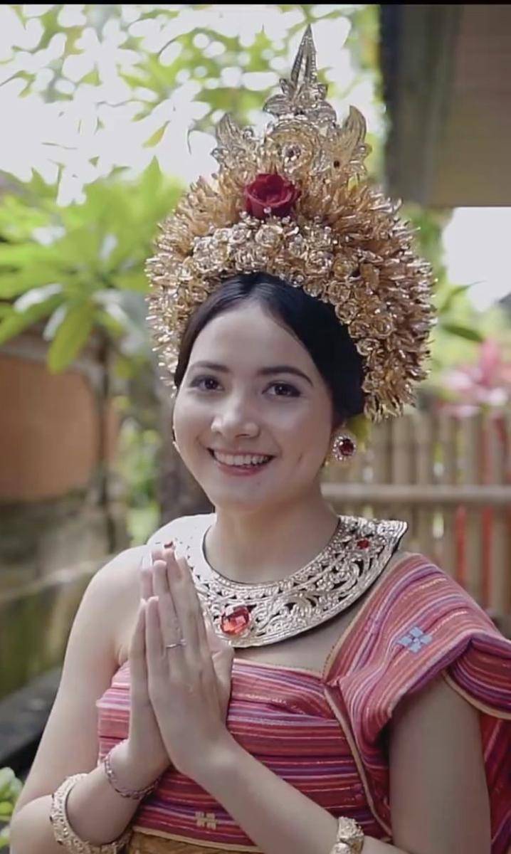Bulan Sutena dengan baju Bali (instagram.com/bulansutena)