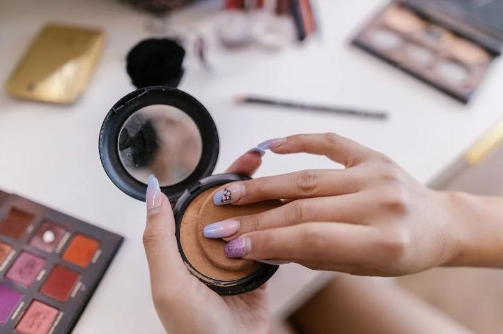 Cara Menggunakan Puff Bedak untuk Hasil Makeup yang Sempurna