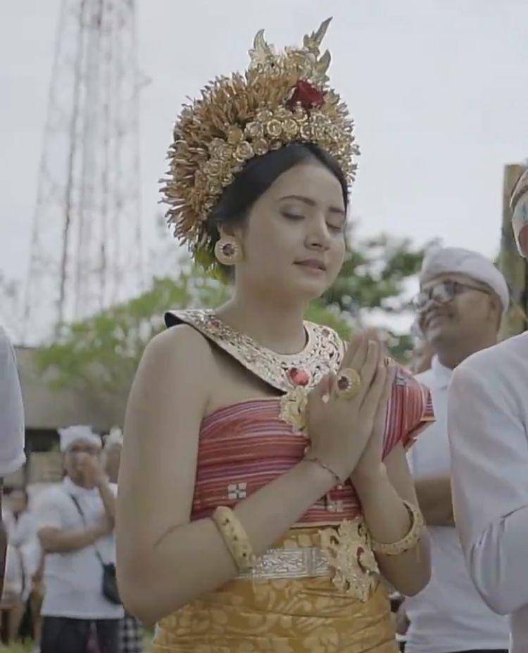 Bulan Sutena dengan baju Bali (instagram.com/bulansutena)