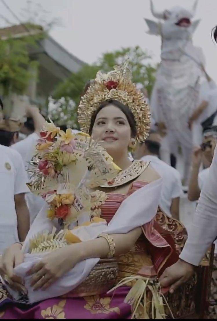Bulan Sutena dengan baju Bali (instagram.com/bulansutena)