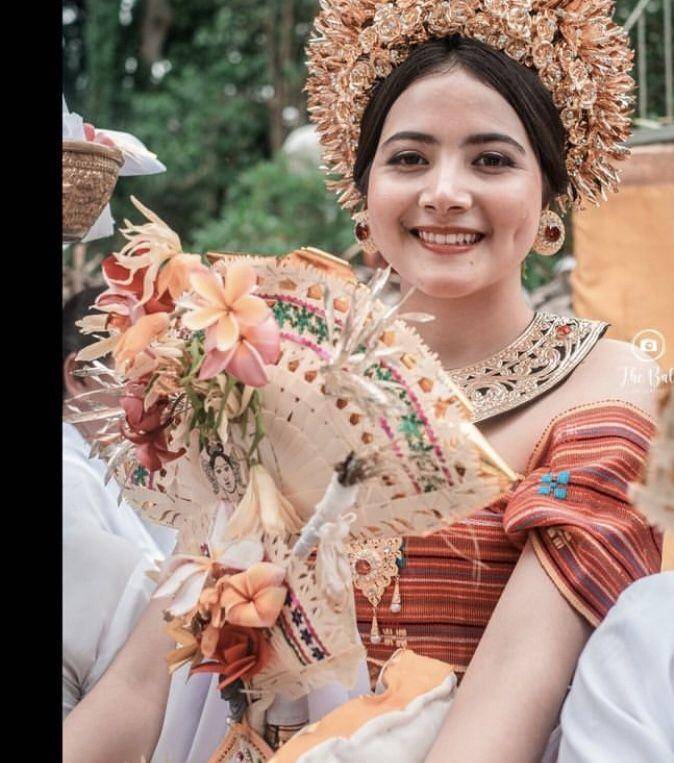 Bulan Sutena dengan baju Bali (instagram.com/bulansutena)