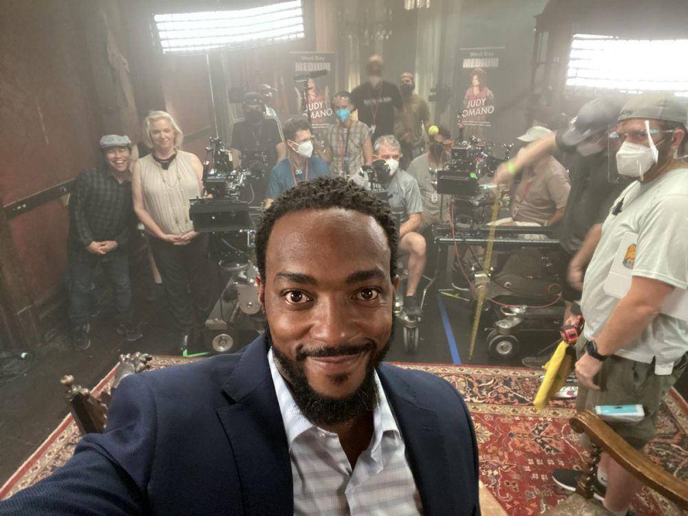 Belakang layar We Have A Ghost (twitter.com/AnthonyMackie)