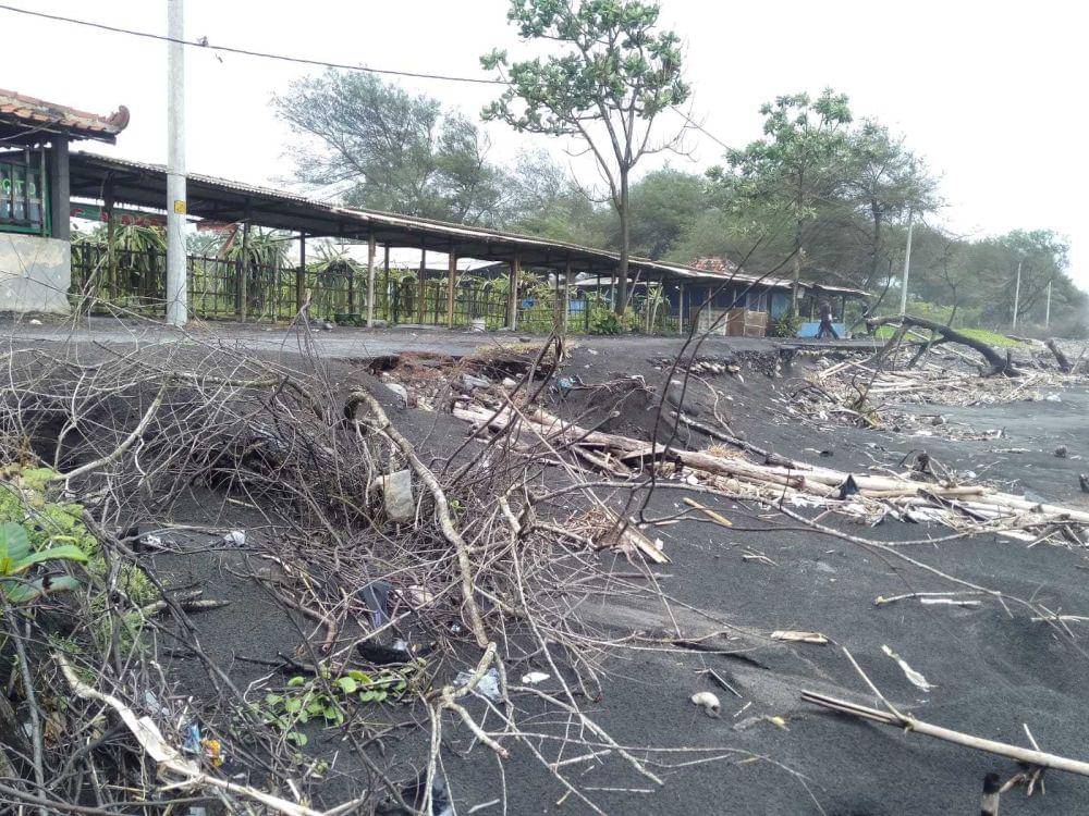 Abrasi di Pantai Pandasari Bantul.(IDN Times/Daruwaskita)