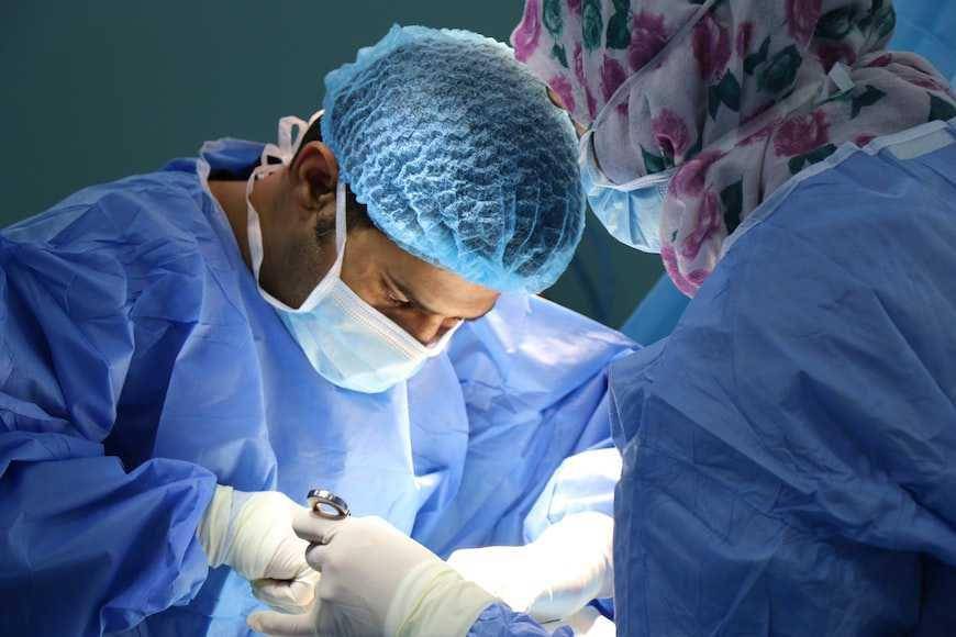 ilustrasi dokter bedah (unsplash.com/Jafar Ahmed)