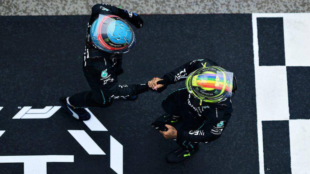 George Russell dan Lewis Hamilton bersalaman. (formula1.com)