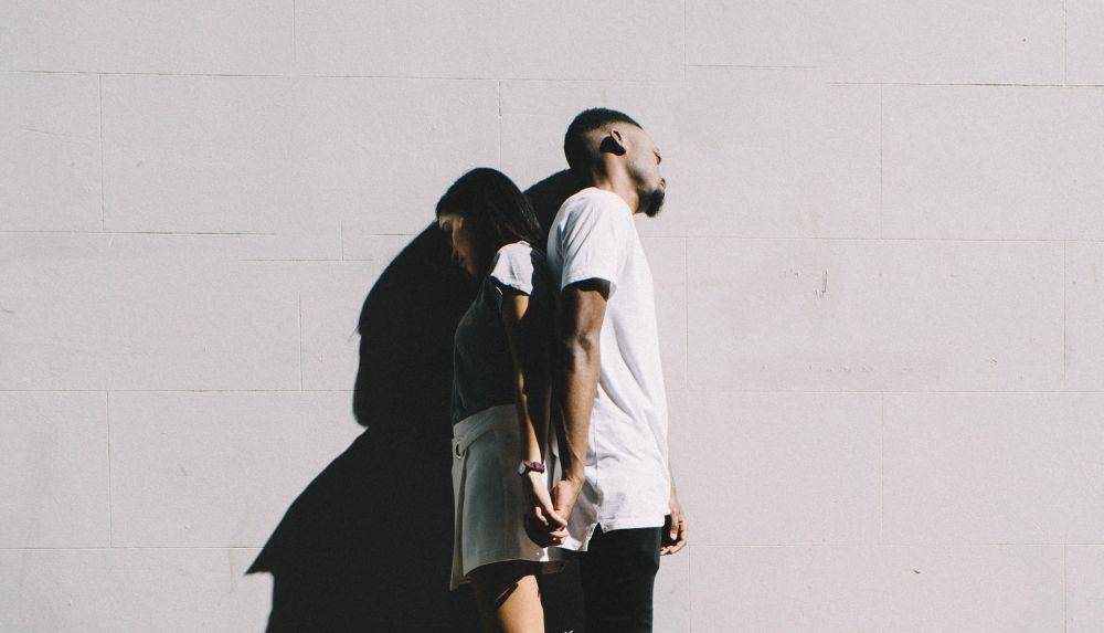 ilustrasi pasangan yang mulai tidak saling jatuh cinta (unsplash.com/Henri Pham)