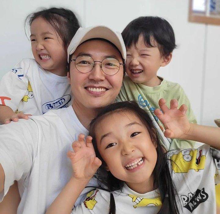 Yoon Sang Hyun dan ketiga anaknya (instagram.com/yoonsanghyun0921)