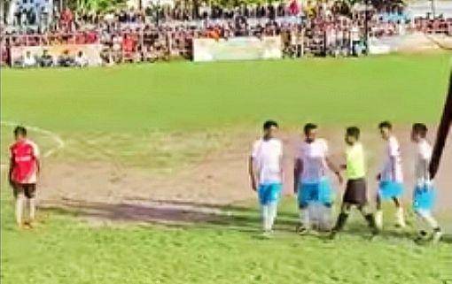 Tangkapan layar detik-detik pemain bola pukul wasit (Dok/Istimewa)