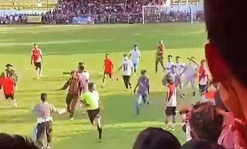 Tangkapan layar saat pemain bola mengejar wasit (Dok/Istimewa)