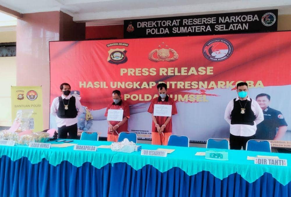 Kedua tersangka warga Lampung atas nama RS (45) dan BW (32) ditangkap saat akan melakukan transaksi di salah satu hotel berbintang di kawasan Polda Sumsel (Dok: Polda Sumsel)