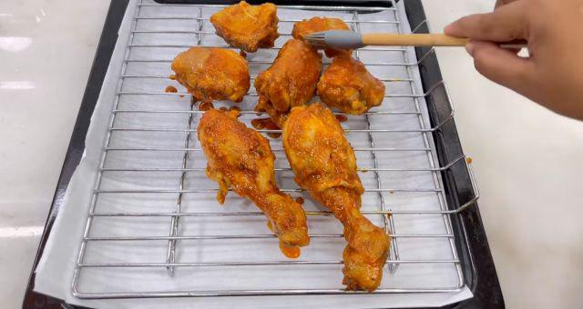 gambar daging ayam yang akan dimasukkan ke oven (youtube.com/Ika Mardatillah)