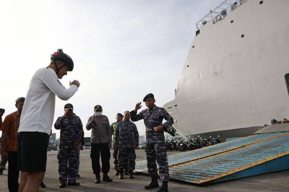 Gubernur Jawa Tengah Ganjar Pranowo saat memberi salam hormat kepada personel Lanal Semarang yang ikut bertugas mengangkut logistik ke Karimunjawa menggunakan KRI Makassar. (IDN Times/Dok Humas Pemprov Jateng)