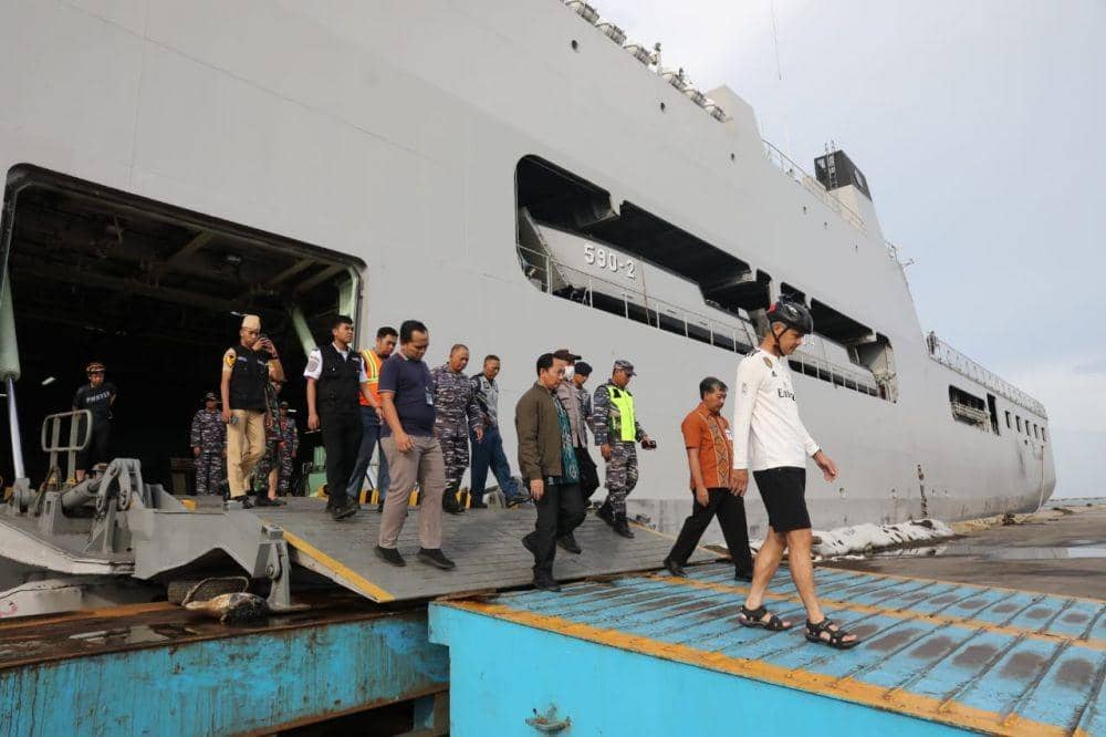 Diterpa Cuaca Buruk, KRI Makassar Akhirnya Kirim BBM dan Sembako ke Karimunjawa