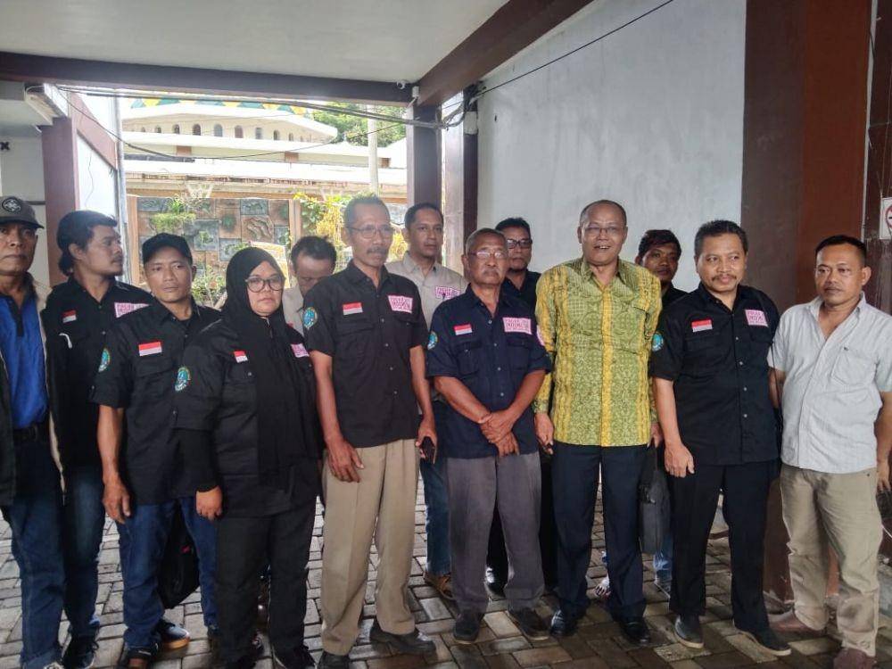 Tim kuasa hukum Athoilah yang datang ke PN Kepanjen. (IDN Times/Rizal Adhi Pratama)