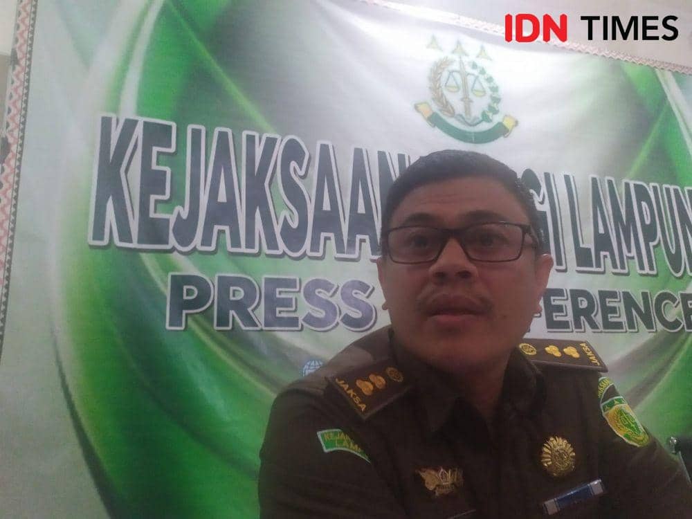 Kasi Penkum Kejati Lampung, I Made Agus Putra saat dimintai keterangan awak media, Kamis (5/1/2023). (IDN Times/Tama Yudha Wiguna).