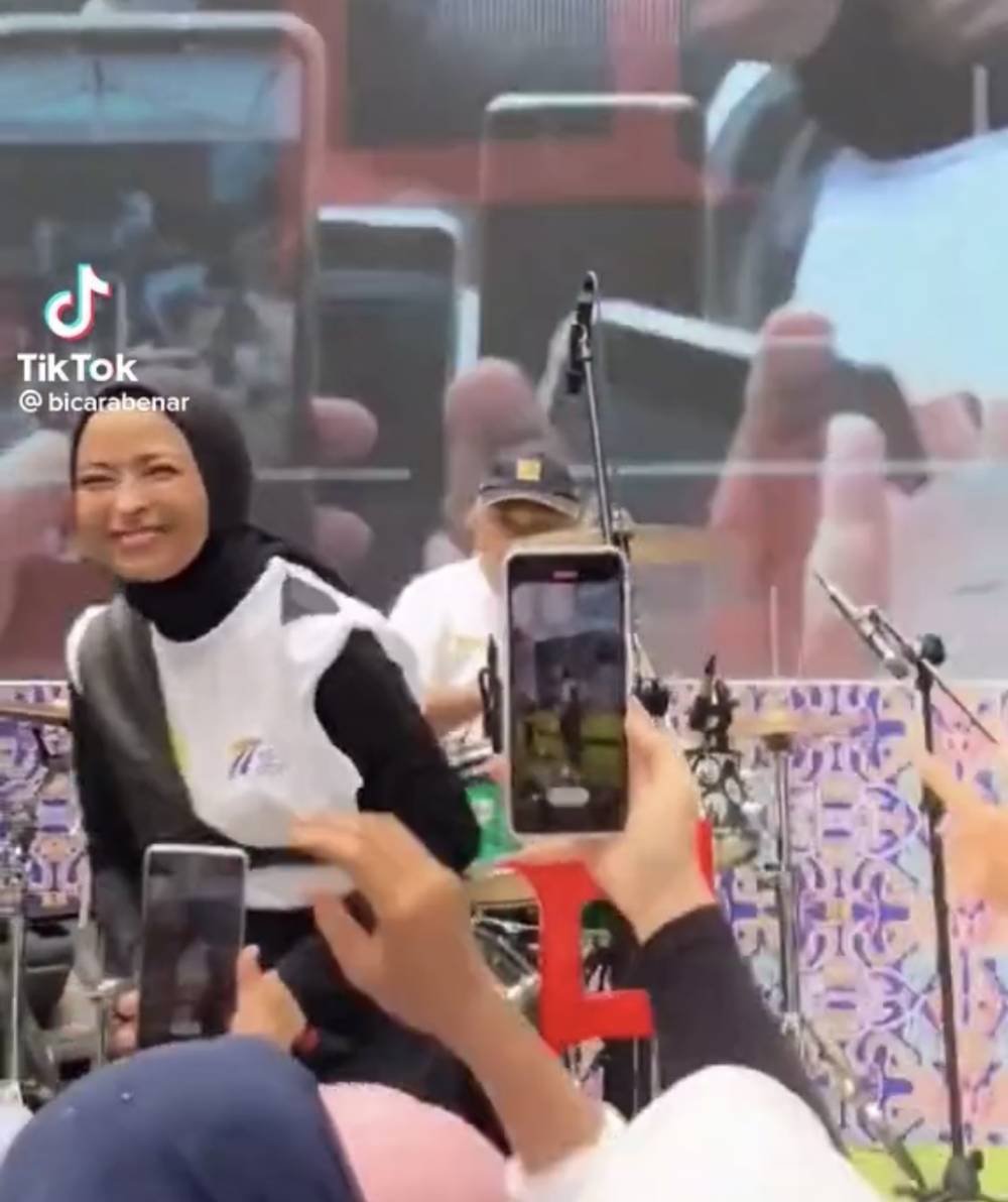 momen Menteri PUPR Basuki Hadimuljono jadi drummer band KotaK (tiktok.com/bicarabenar)