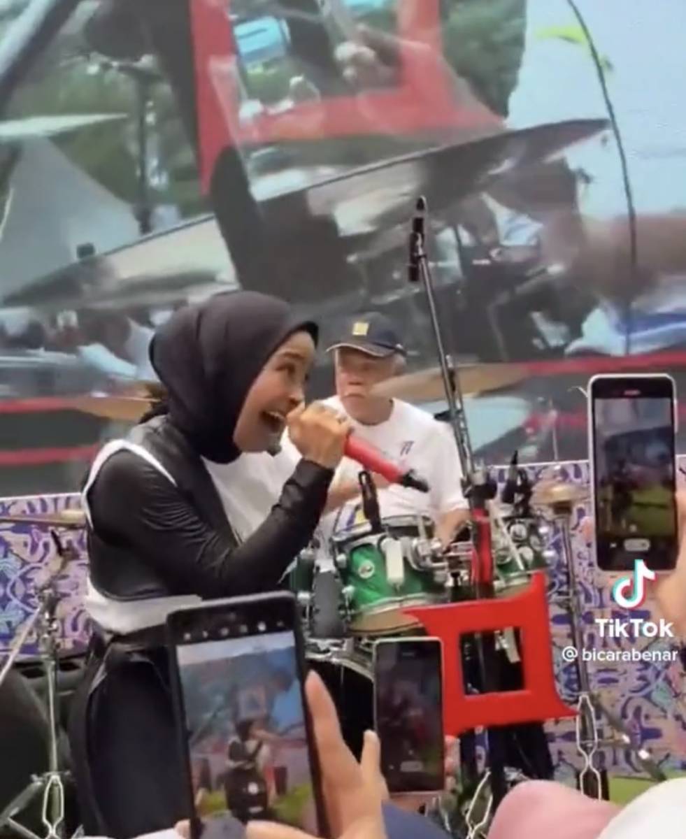 momen Menteri PUPR Basuki Hadimuljono jadi drummer band KotaK (tiktok.com/bicarabenar)