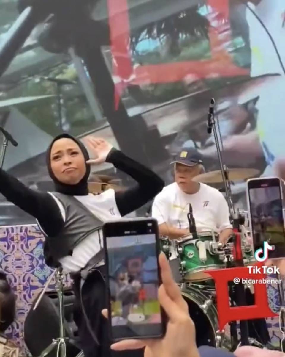 momen Menteri PUPR Basuki Hadimuljono jadi drummer band KotaK (tiktok.com/bicarabenar)
