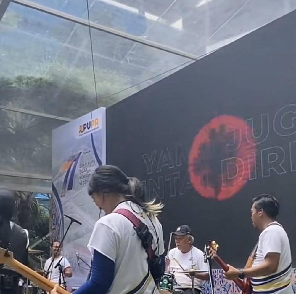 momen Menteri PUPR Basuki Hadimuljono jadi drummer band KotaK (tiktok.com/correcto.id)