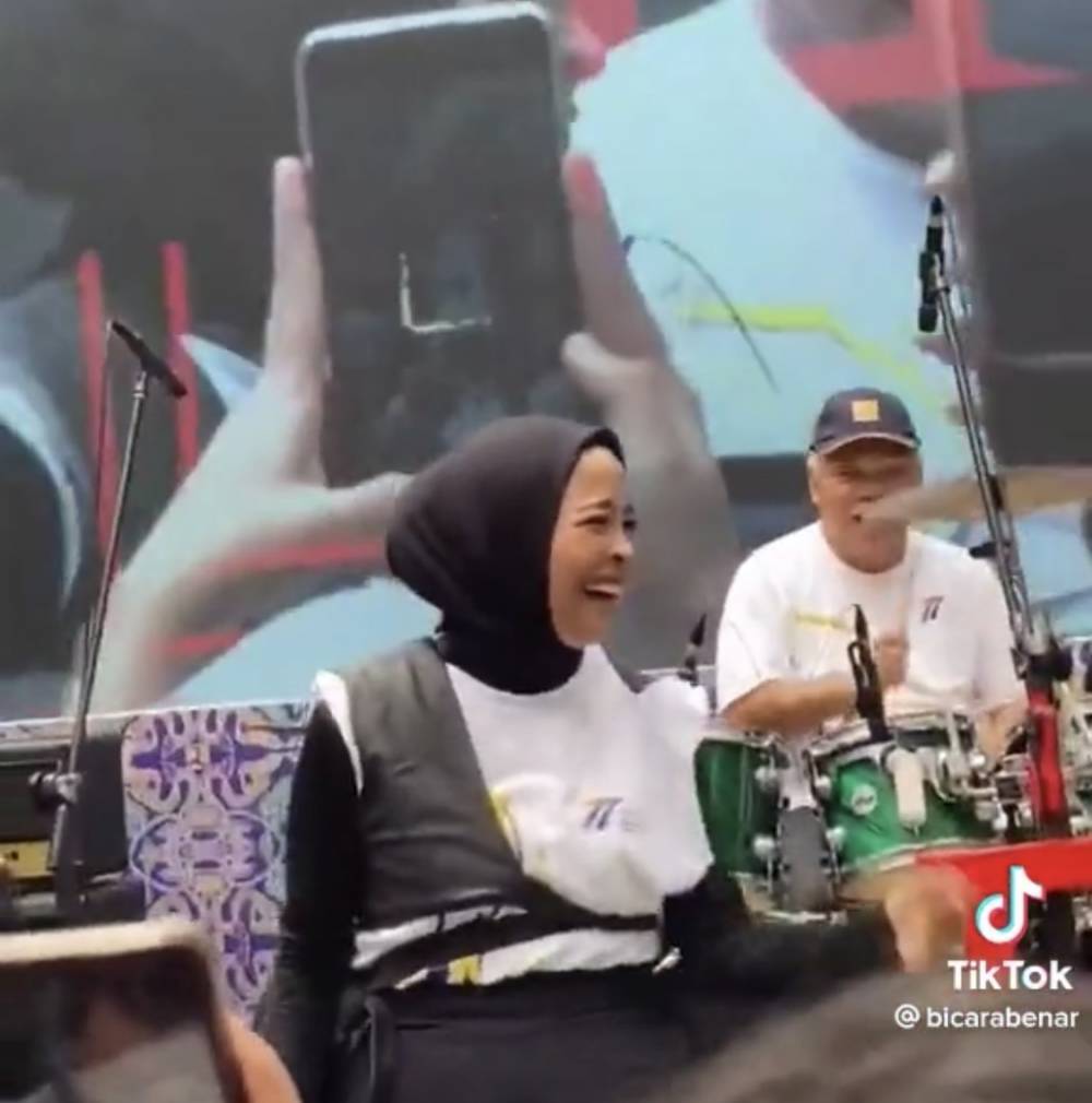 momen Menteri PUPR Basuki Hadimuljono jadi drummer band KotaK (tiktok.com/bicarabenar)